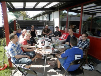 Der er kaffe og kage samt hyggesnak