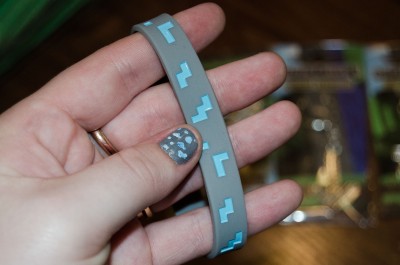 Minecraft diamond ore armbånd. (wooot, min neglelak matcher)