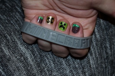 Den anden side af armbåndet (og resten af min minecraft manicure)