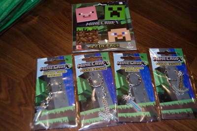 1 pakke pins og 4 keychains